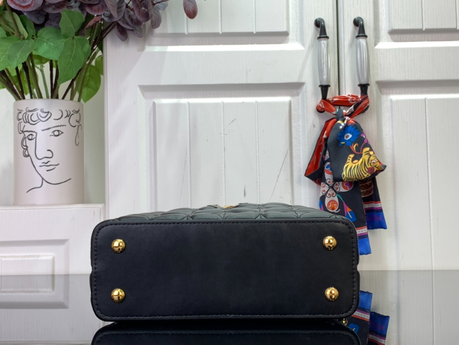 루이비통 카퓌신 이스트 웨스트 미니 네잎클로버 M25283 22128cm 블랙4.jpg