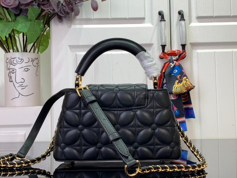 루이비통 카퓌신 이스트 웨스트 미니 네잎클로버 M25283 22128cm 블랙2.jpg