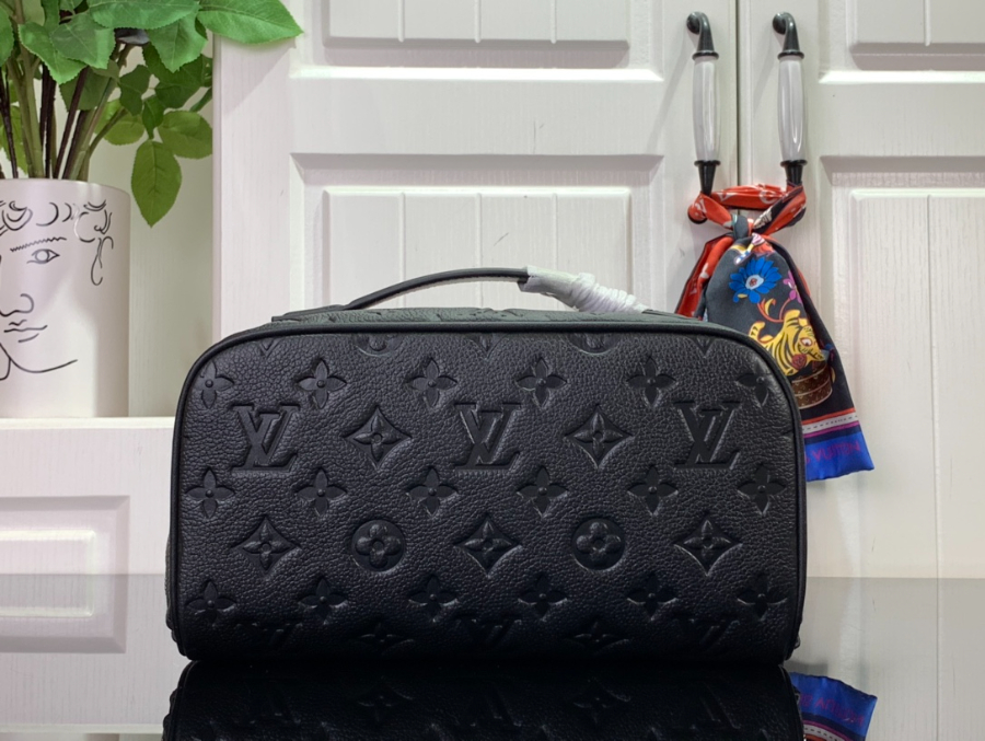 루이비통 엠보 모노그램 토일레트리 M11750 241313cm 블랙2.jpg