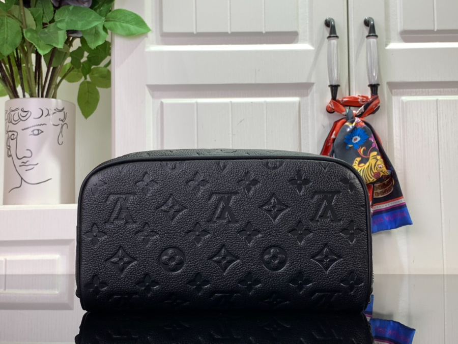 루이비통 엠보 모노그램 토일레트리 M11750 241313cm 블랙3.jpg
