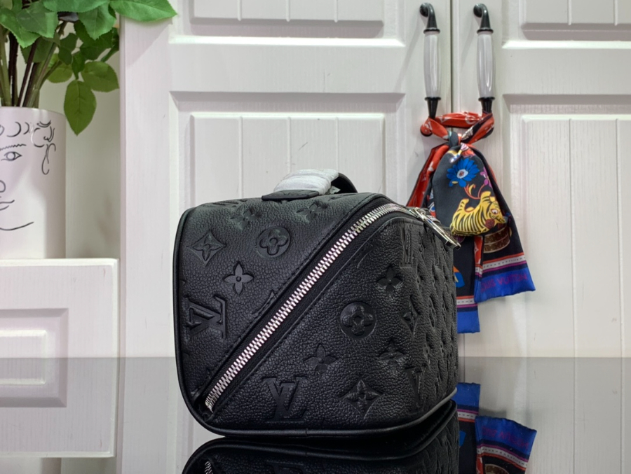 루이비통 엠보 모노그램 토일레트리 M11750 241313cm 블랙4.jpg