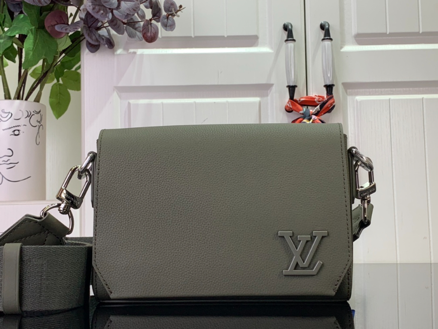 루이비통 테이크오프 메신저 2216.57cm M25125 다크 초록색1.jpg