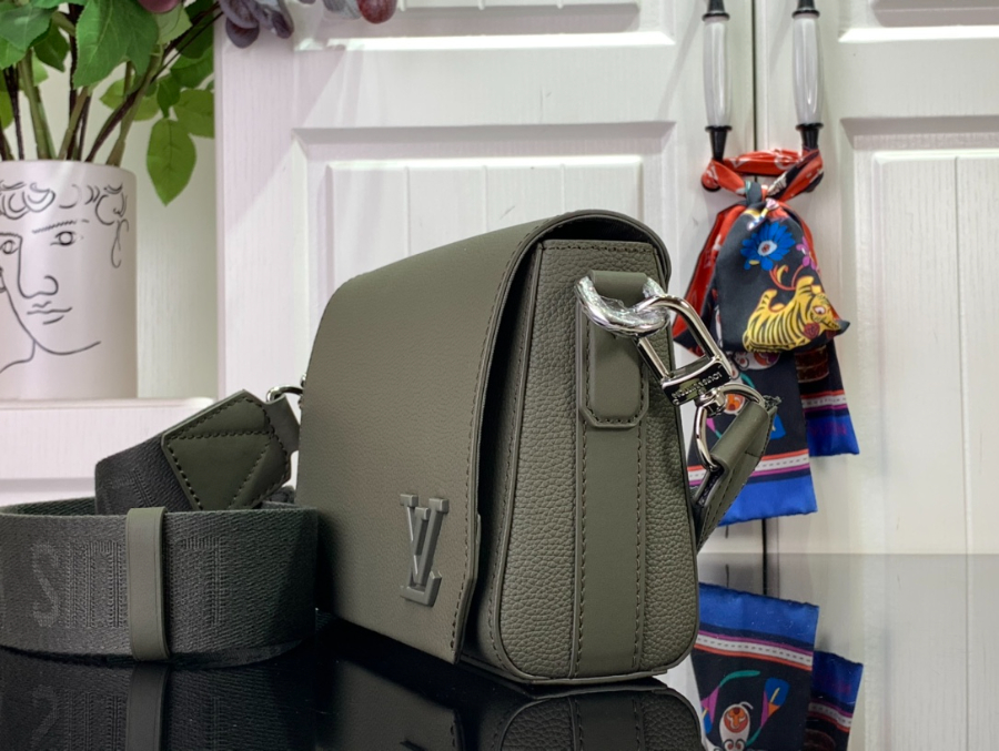 루이비통 테이크오프 메신저 2216.57cm M25125 다크 초록색3.jpg