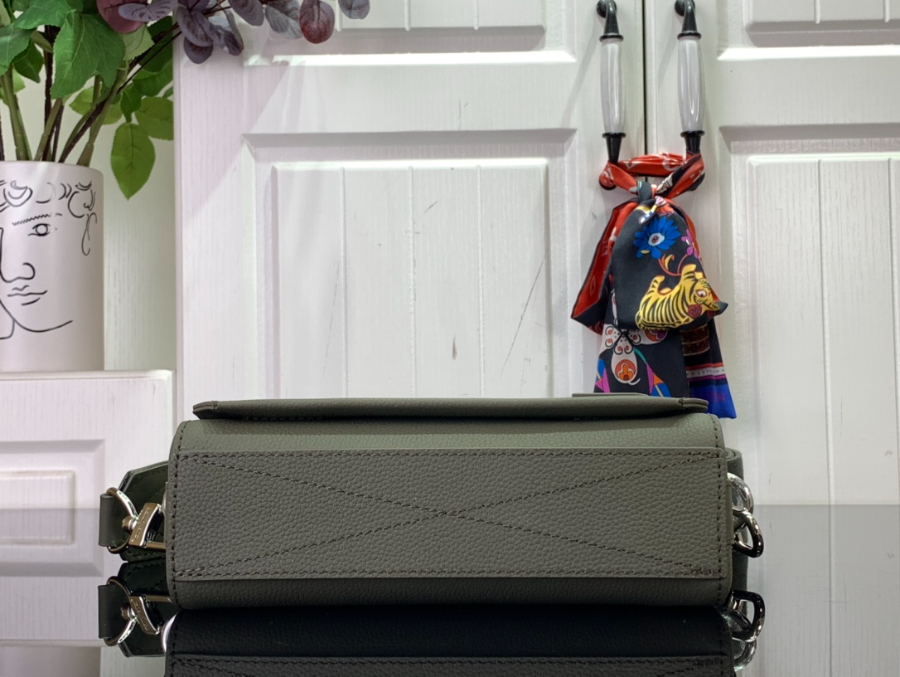 루이비통 테이크오프 메신저 2216.57cm M25125 다크 초록색4.jpg