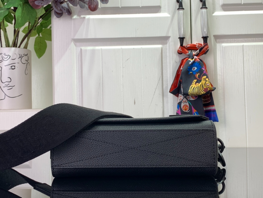 루이비통 테이크오프 메신저 PM 2216.57cm M24769 블랙4.jpg