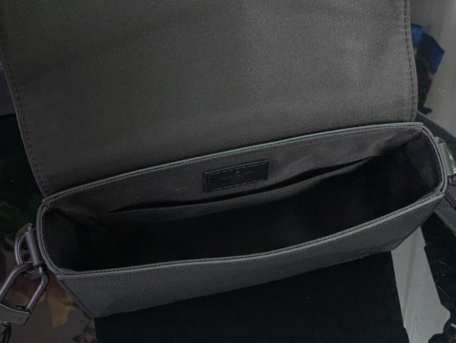 루이비통 테이크오프 메신저 PM 2216.57cm M24769 블랙5.jpg