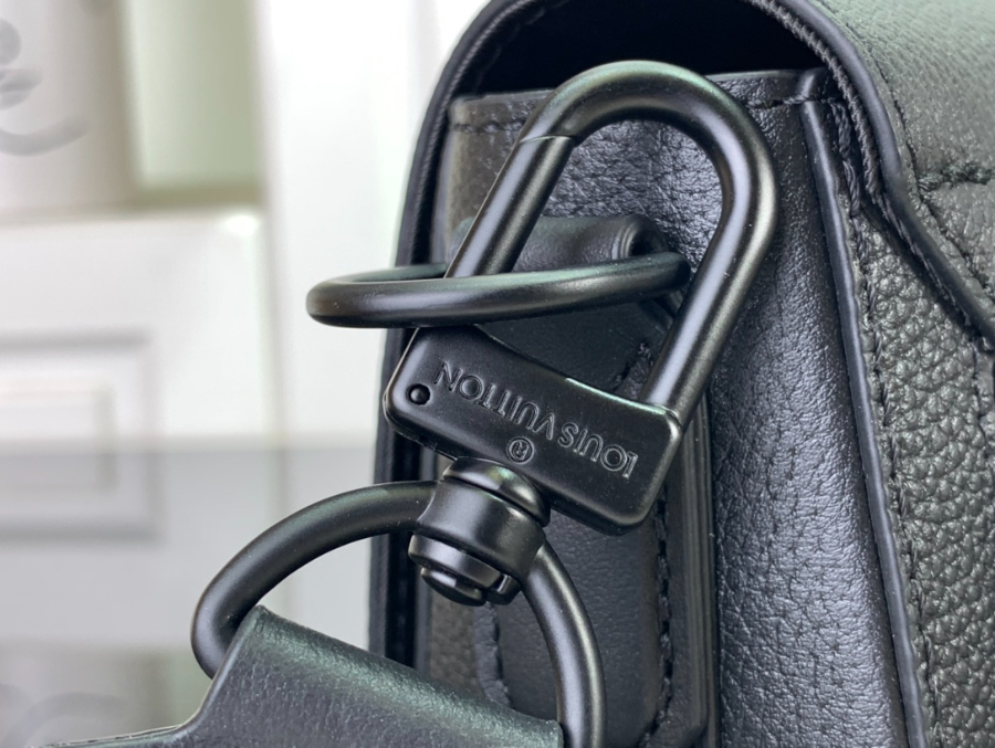 루이비통 테이크오프 메신저 PM 2216.57cm M24769 블랙6.jpg