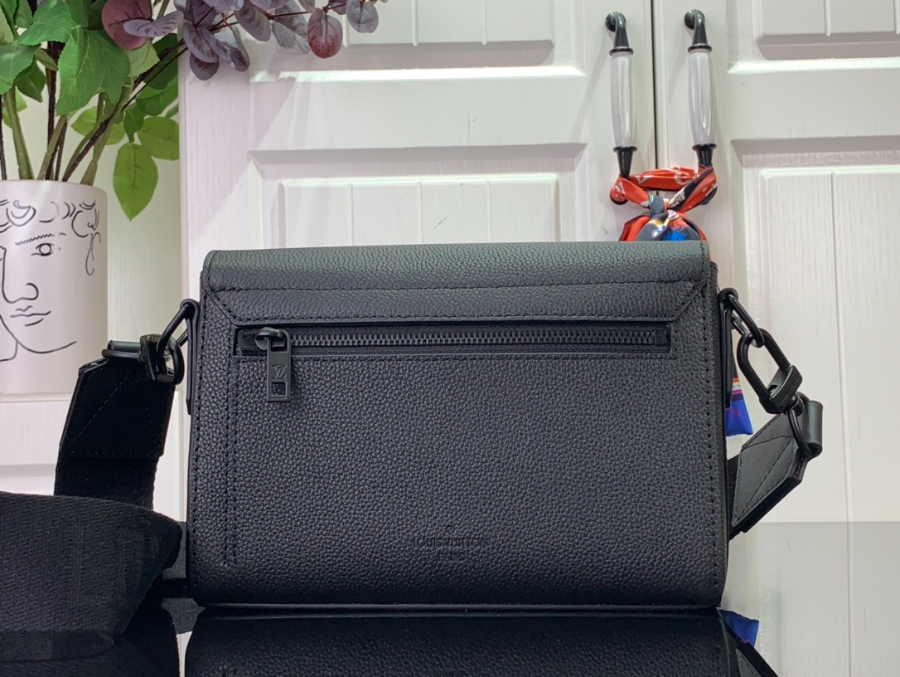 루이비통 테이크오프 메신저 PM 2216.57cm M24769 블랙2.jpg