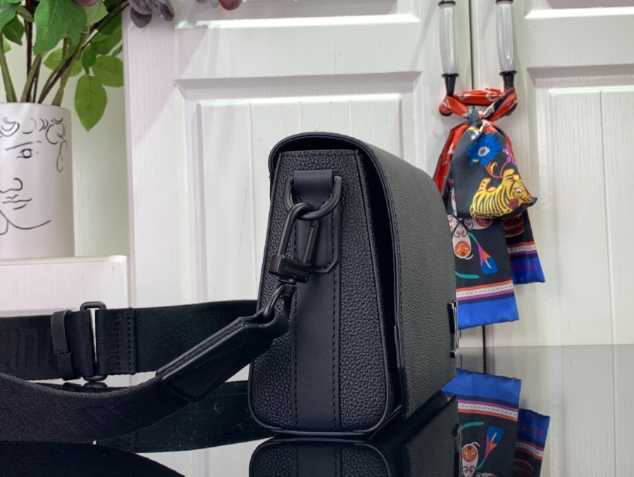 루이비통 테이크오프 메신저 PM 2216.57cm M24769 블랙3.jpg