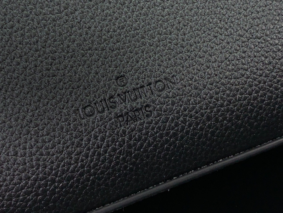 루이비통 테이크오프 메신저 PM 2216.57cm M24769 블랙8.jpg