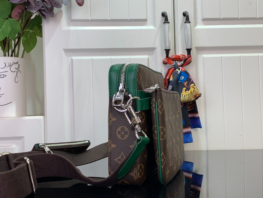 루이비통 트리오 메신저 M12766 18.5725cm 그린3.jpg