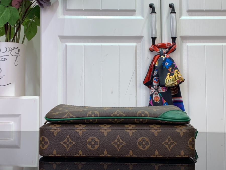 루이비통 트리오 메신저 M12766 18.5725cm 그린4.jpg