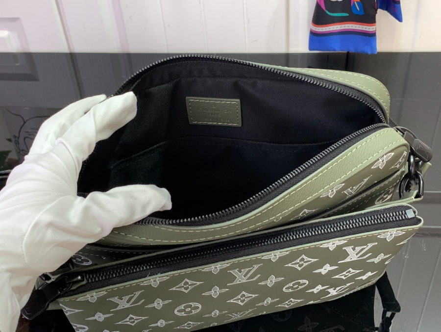 루이비통 트리오 메신저백 M12490 2518.57cm 그린5.jpg