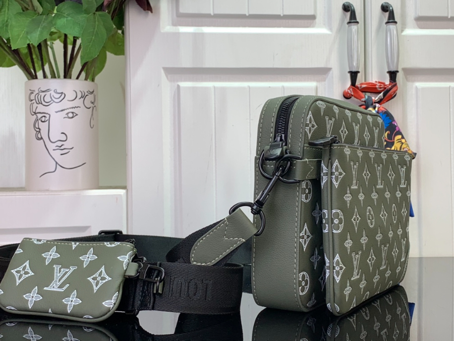 루이비통 트리오 메신저백 M12490 2518.57cm 그린3.jpg