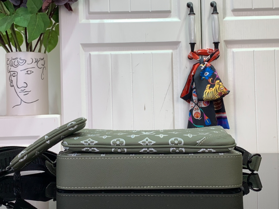 루이비통 트리오 메신저백 M12490 2518.57cm 그린4.jpg