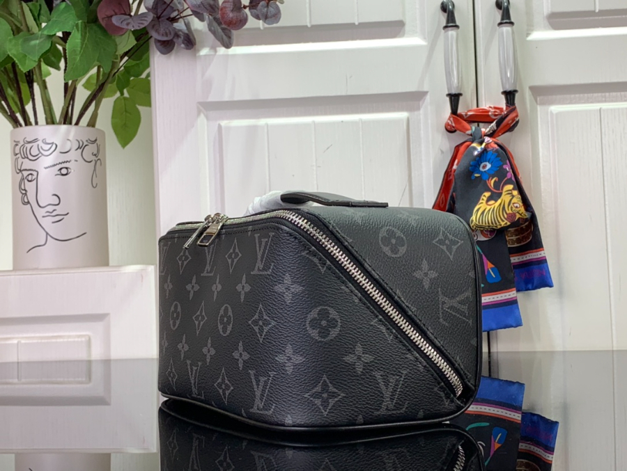 루이비통 토일레트리 M11750 241313cm 블랙4 (1).jpg