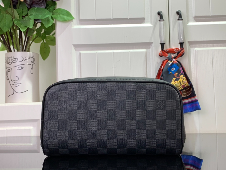 루이비통 토일레트리 M11750 241313cm 블랙3.jpg