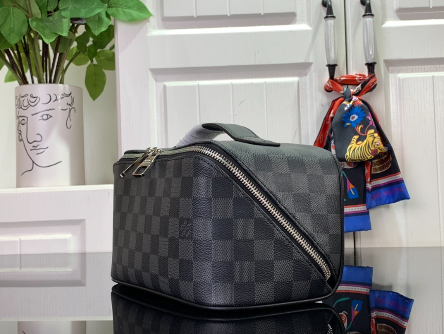 루이비통 토일레트리 M11750 241313cm 블랙4.jpg