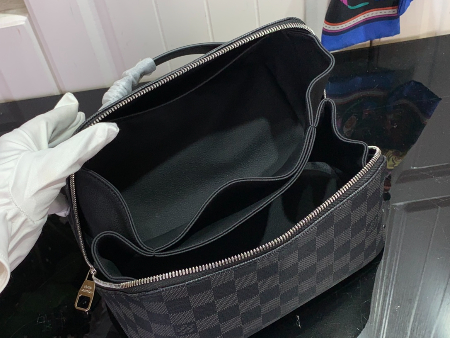 루이비통 토일레트리 M11750 241313cm 블랙5.jpg