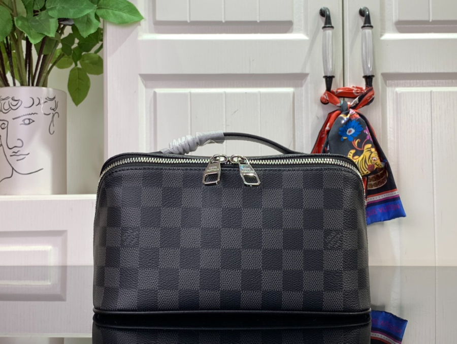 루이비통 토일레트리 M11750 241313cm 블랙1.jpg