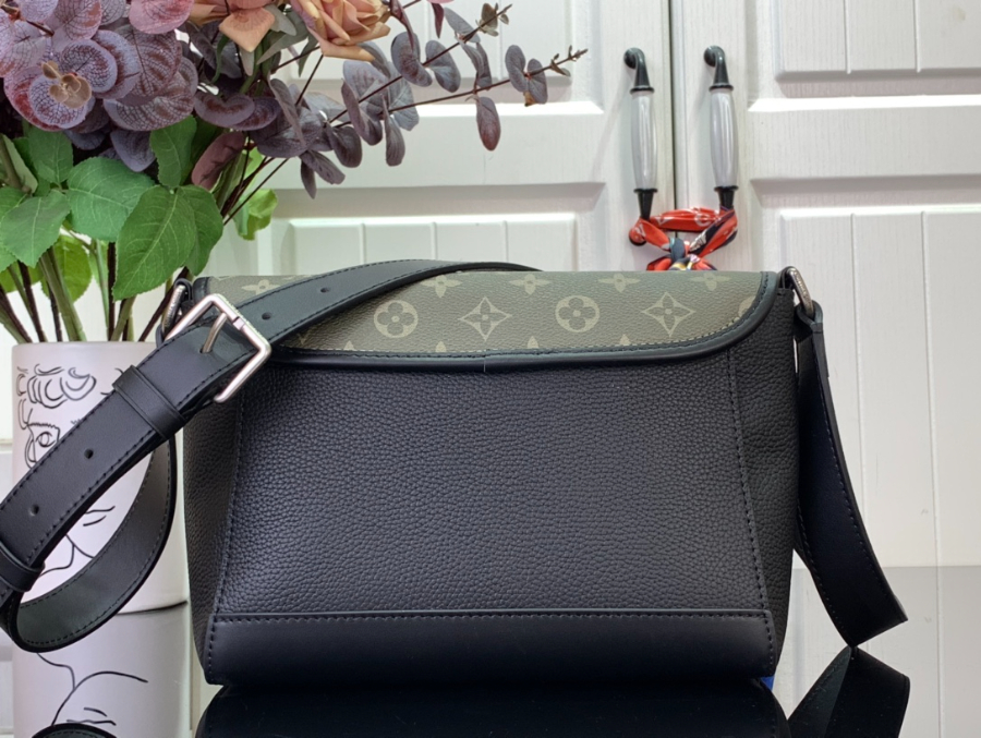 루이비통 펄스 웨어러블 월렛 카키 블랙 M12615 26.61711cm2.jpg