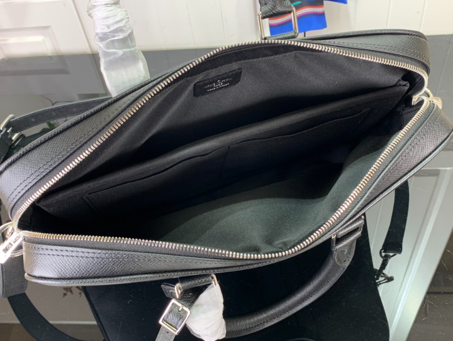 루이비통 포르테 도큐멍 보야주 PM M30925 36.527.56cm 블랙5.jpg