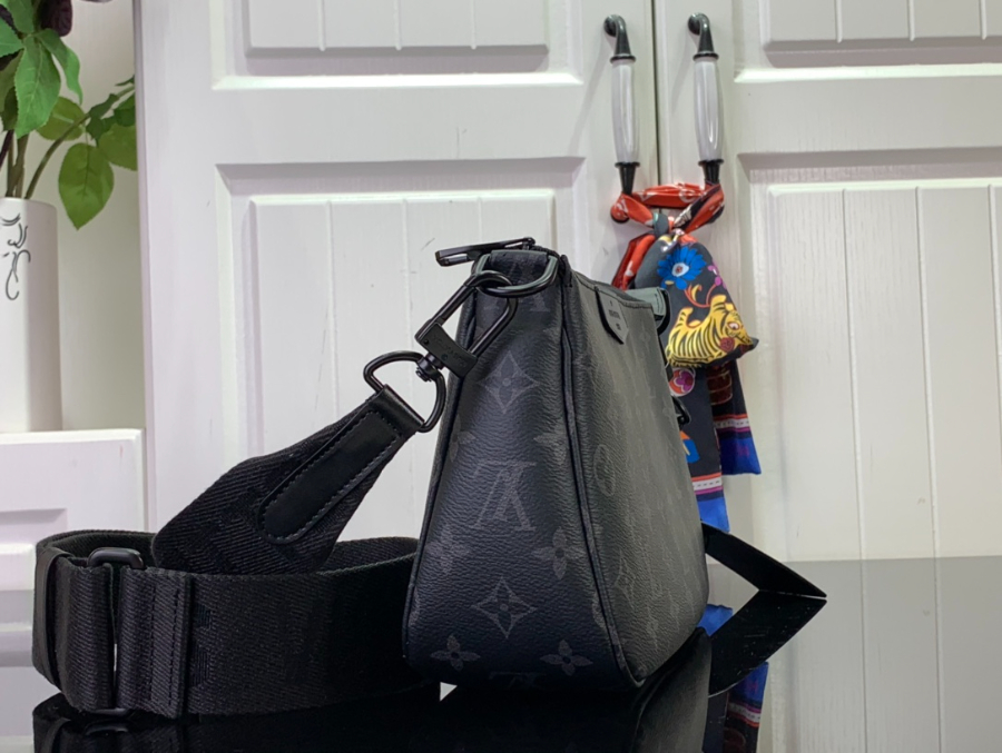 루이비통 포쉐트 악세수아 XL M11741 2816.59cm 블랙3.jpg