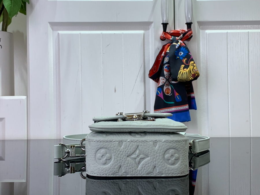 루이비통 S-락 버티컬 M82568 12197cm 그레이4.jpg