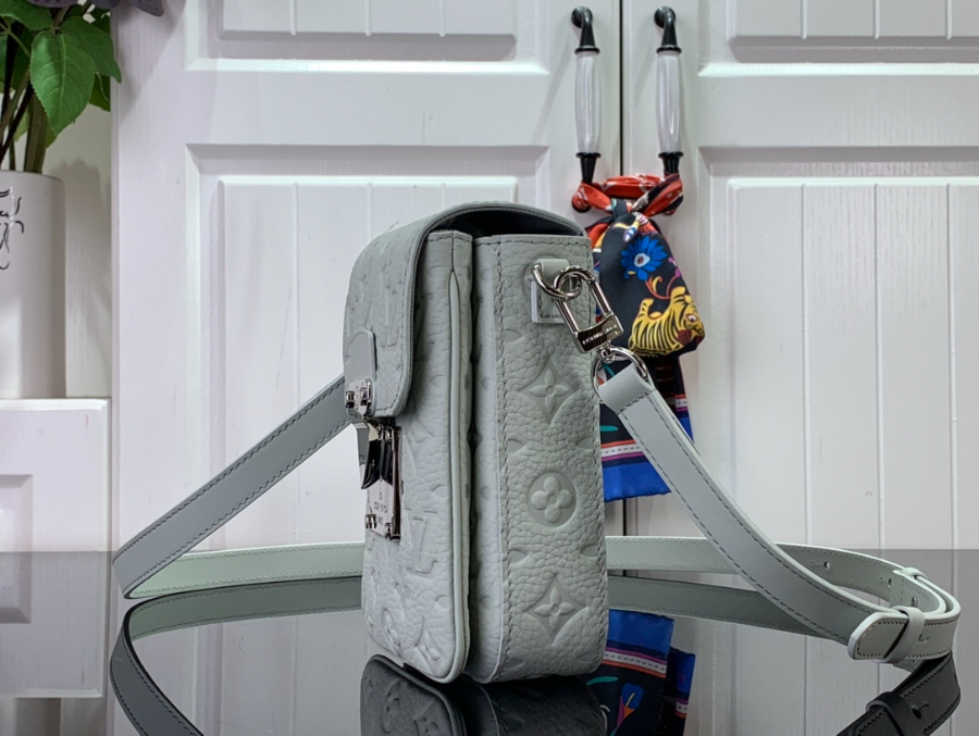 루이비통 S-락 버티컬 M82568 12197cm 그레이3.jpg