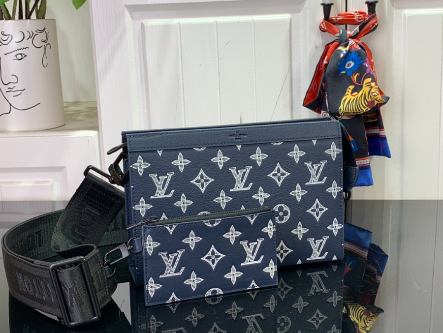 루이비통 가스통 웨어러블 월릿 크로스백 M83384 2214.54.5cm3.jpg