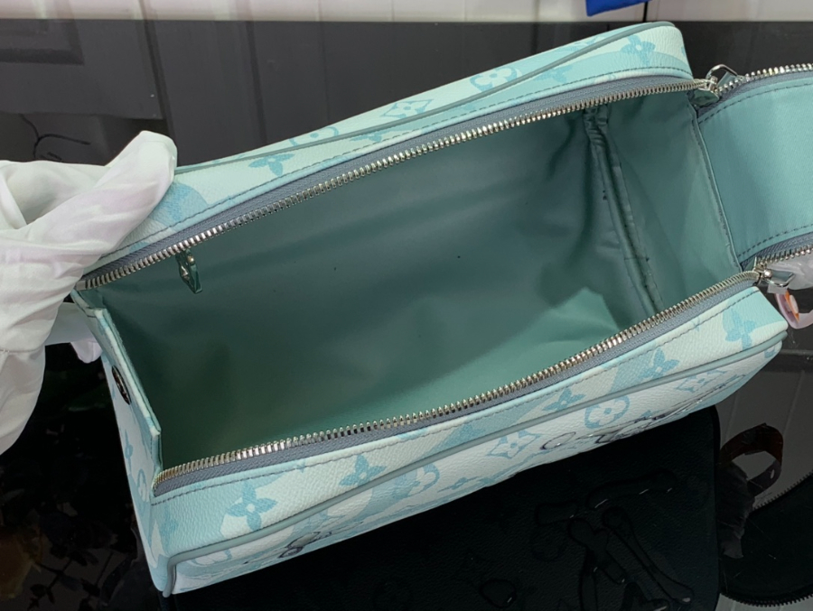 루이비통 도프 키트 토일렛 파우치 모노그램 크리스탈 블루 M82337 281516.5cm5.jpg