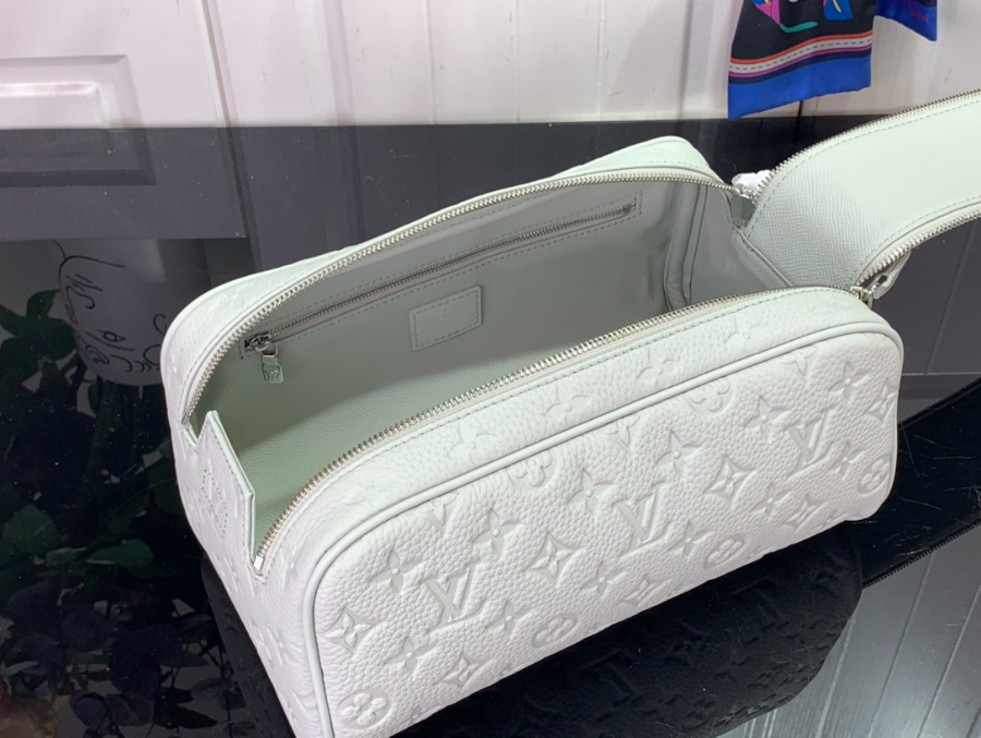 루이비통 돕 키트 파우치 M82576 281516.5cm 라이트 그레이3.jpg