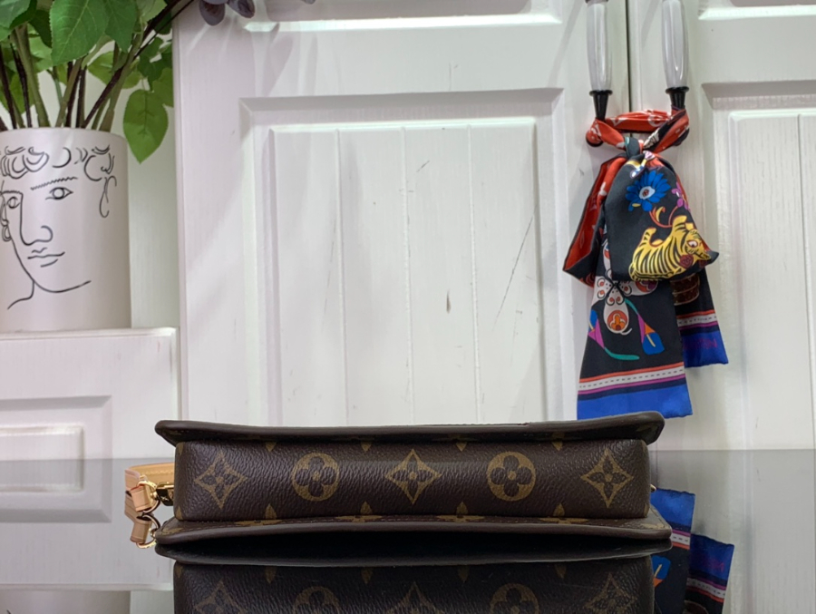 루이비통 렉싱턴 파우치 M83685 21.5134.5cm4.jpg