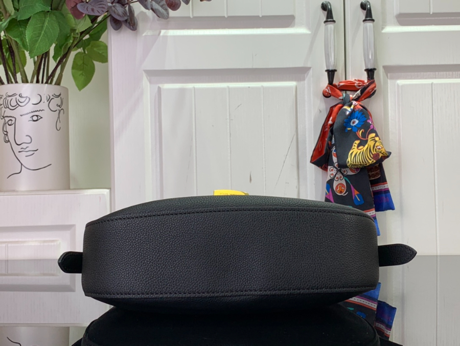 루이비통 로우 키 숄더백 M24990 26187cm 블랙4.jpg