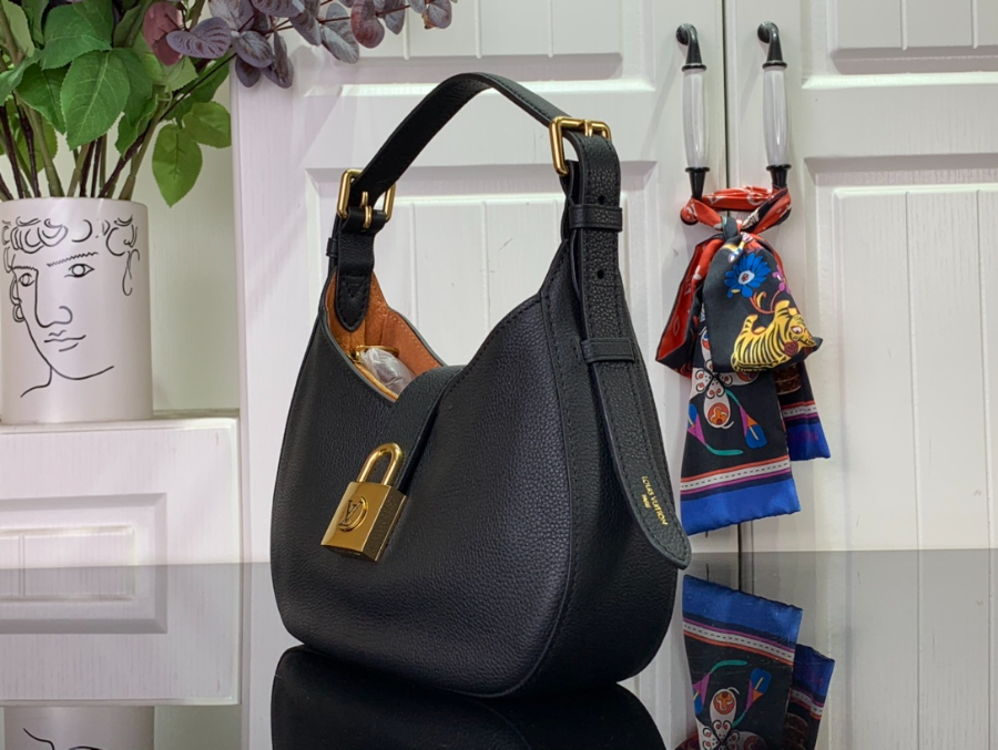 루이비통 로우 키 숄더백 M24990 26187cm 블랙3.jpg