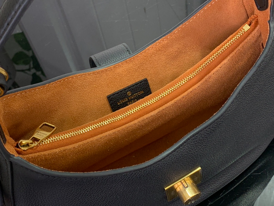 루이비통 로우 키 숄더백 M24990 26187cm 블랙5.jpg