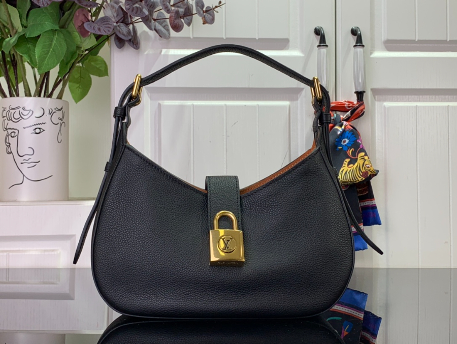 루이비통 로우 키 숄더백 M24990 26187cm 블랙1.jpg