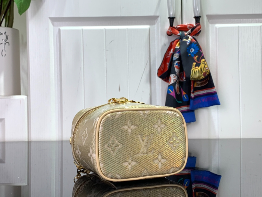 루이비통 마이크로 베니티 M82467 11108cm4 (1).jpg