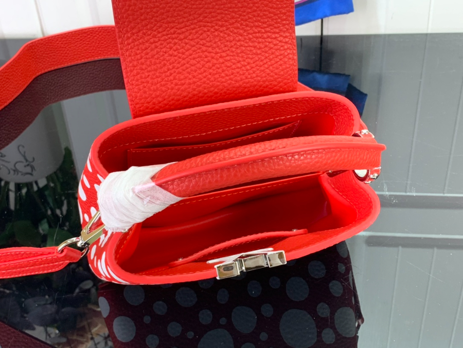 루이비통 x 야요이 쿠사마 카퓌신 레드 화이트 M21691 1사이즈5.jpg