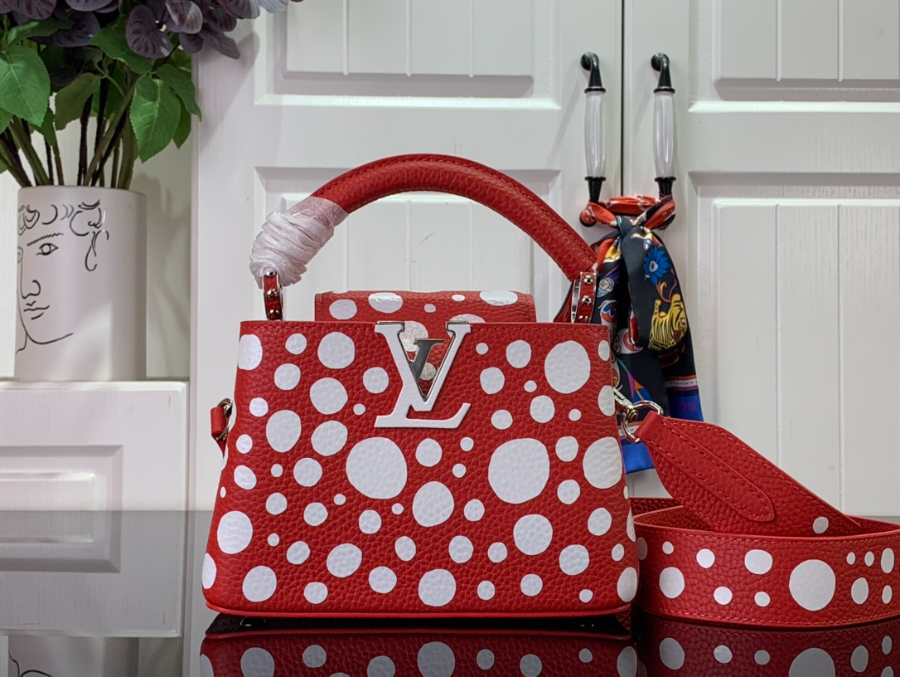 루이비통 x 야요이 쿠사마 카퓌신 레드 화이트 M21691 1사이즈1.jpg