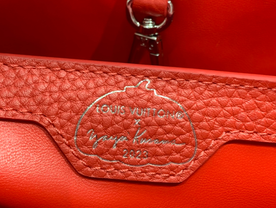 루이비통 x 야요이 쿠사마 카퓌신 레드 화이트 M21691 2사이즈9.jpg