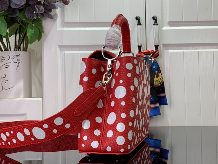루이비통 x 야요이 쿠사마 카퓌신 레드 화이트 M21691 2사이즈3.jpg