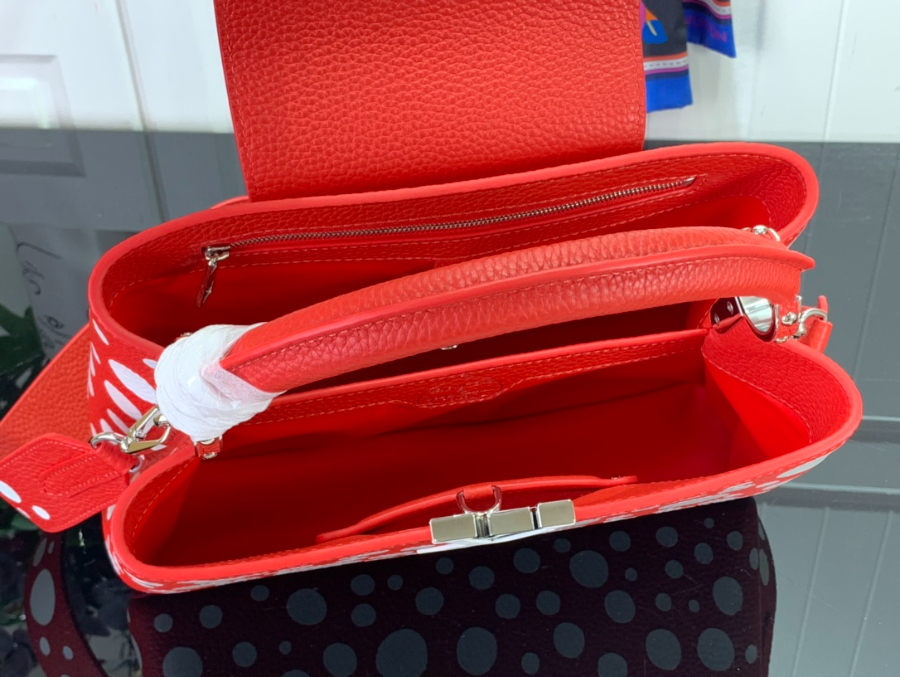 루이비통 x 야요이 쿠사마 카퓌신 레드 화이트 M21691 3사이즈4.jpg