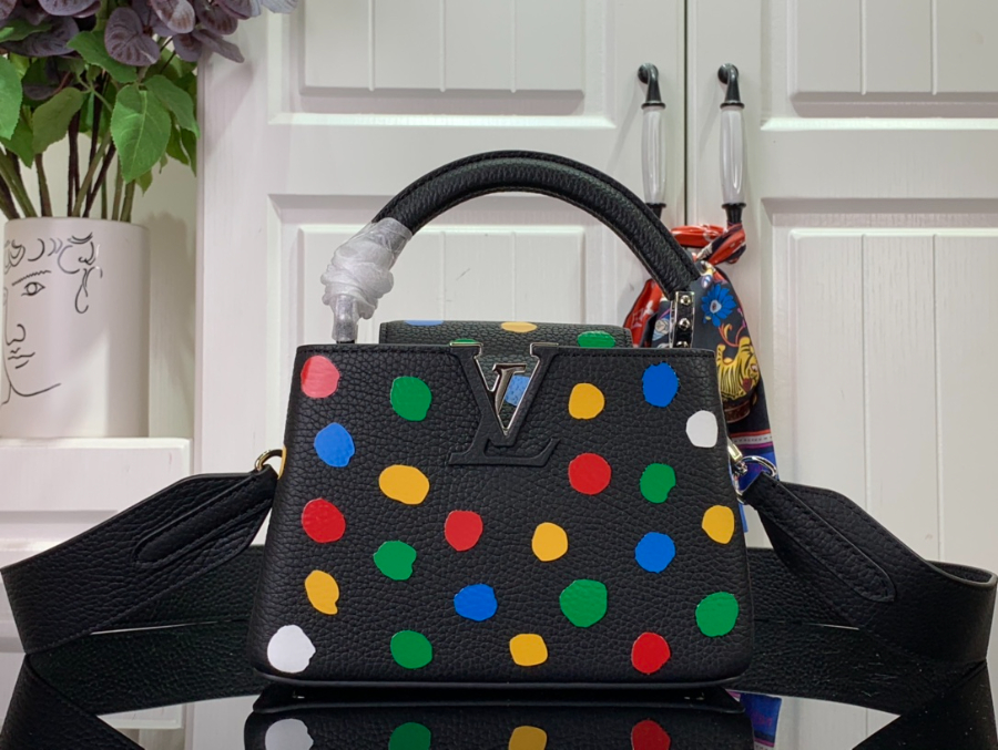 루이비통 x 야요이 쿠사마 카퓌신 블랙 M21663 1사이즈1.jpg