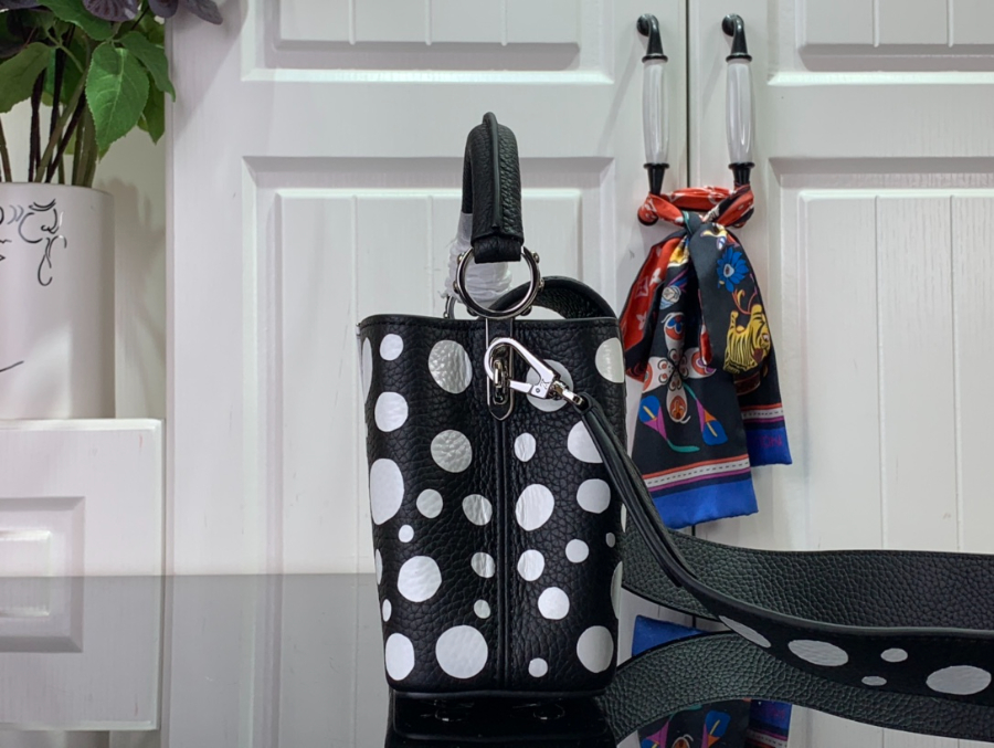 루이비통 x 야요이 쿠사마 카퓌신 블랙 화이트 M21691 1사이즈3.jpg