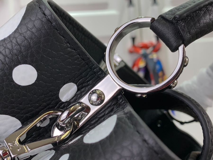 루이비통 x 야요이 쿠사마 카퓌신 블랙 화이트 M21691 2사이즈7.jpg