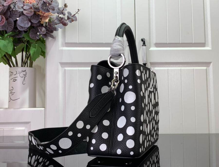 루이비통 x 야요이 쿠사마 카퓌신 블랙 화이트 M21691 3사이즈3.jpg