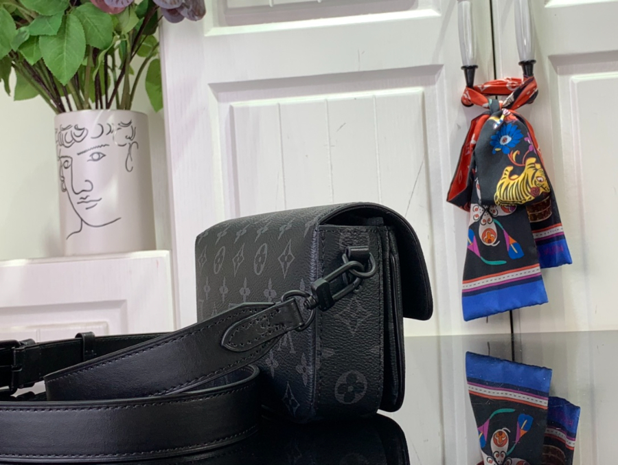 루이비통 몽수리 웨어러블 월릿 M83567 22126cm 블랙4.jpg