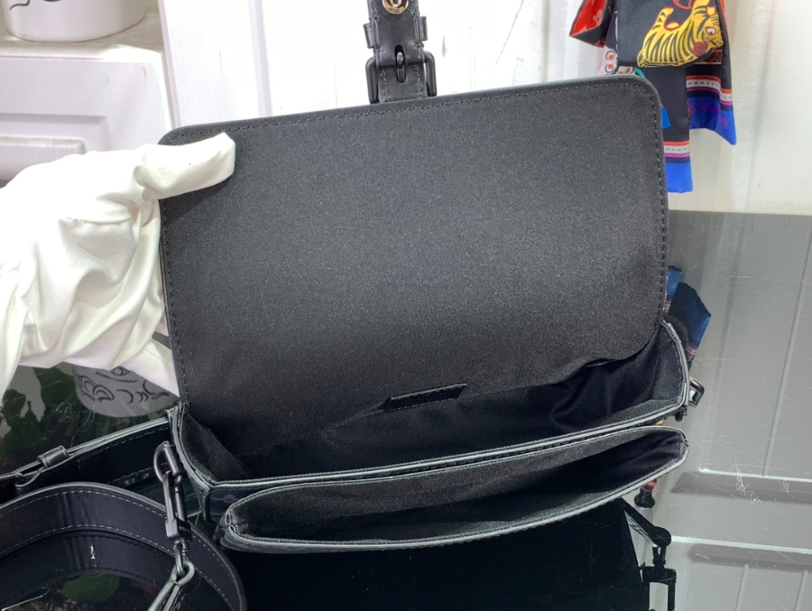 루이비통 몽수리 웨어러블 월릿 M83567 22126cm 블랙5.jpg