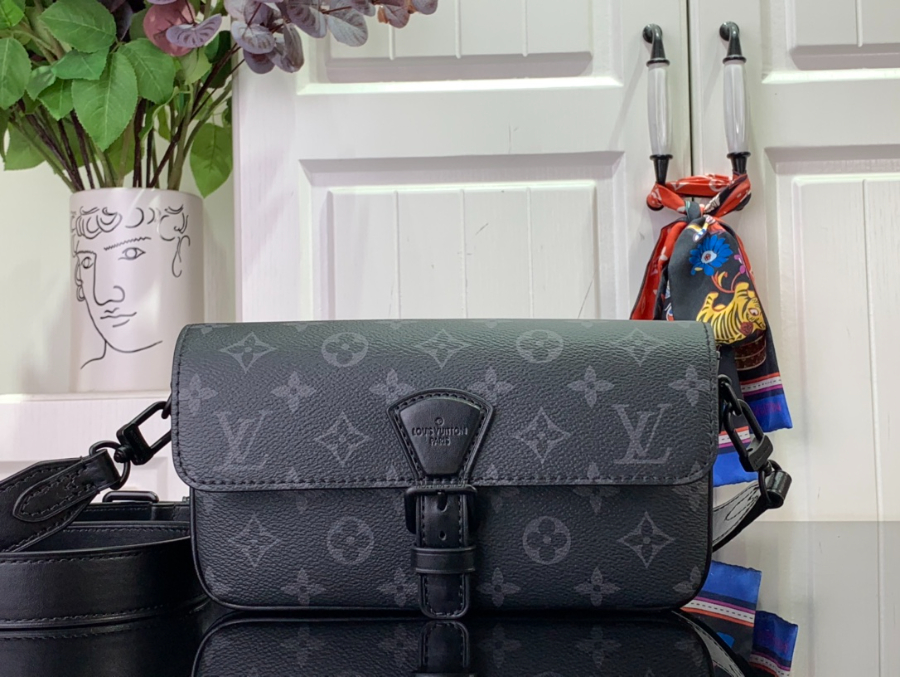 루이비통 몽수리 웨어러블 월릿 M83567 22126cm 블랙1.jpg